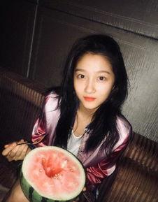 关晓彤吃娱乐瓜,揭秘背后惊人真相 第1张 关晓彤吃娱乐瓜,揭秘背后惊人真相 第1张